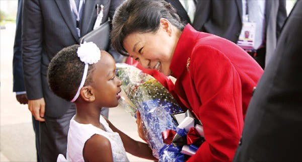 박근혜 대통령이 29일 우간다 캄팔라의 대통령궁에 도착한 직후 우간다 국제학교에 다니는 한 소녀로부터 꽃다발을 받고 있다. 캄팔라AP연합뉴스