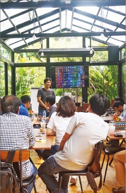 지난 26일 창업자들이 태국 방콕에 있는 코워킹플레이스(공동 업무공간) ‘허바(Hubba)’에서 자유롭게 일하고 있다. 추가영 기자