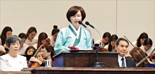 최경희 이화여대 총장이 31일 본교 대강당에서 열린 ‘창립 130주년 기념식’에서 학교 발전 계획안을 발표하고 있다. 이화여대 제공