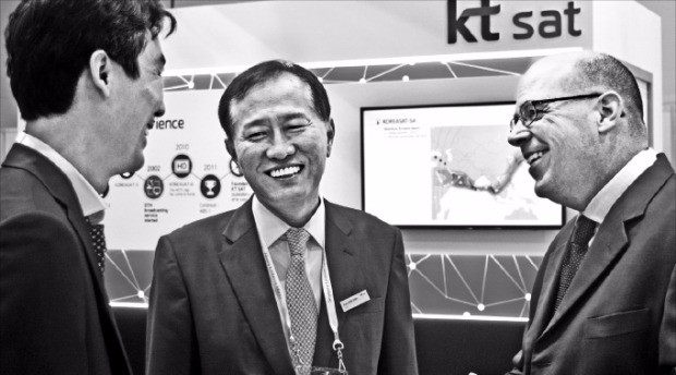신규식 KT샛 사장(가운데)이 31일 싱가포르에서 열린 ‘커뮤닉아시아 2016’ 박람회에서 세계 1위 위성사업업체인 인텔샛 관계자(오른쪽)를 만나 얘기하고 있다. KT 제공