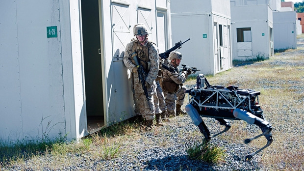 보스턴다이내믹스의 로봇개 '스팟(Spot)'이 미국 해병대원들과 군사훈련을 하고 있다. /연합뉴스