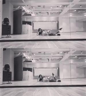 소녀시대 티파니, 연습실에서 한 컷 &#39;편안한 포즈&#39;