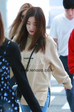 [TEN PHOTO] 레드벨벳 아이린, 수많은 카메라에 고개 푹 숙인채 출국 &#39;고개숙인 배추&#39;