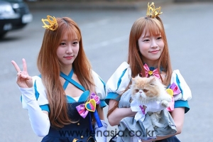 [TEN PHOTO] 코코소리, 제 3의 멤버 고양이 투투와 함께 출근 (뮤직뱅크 출근길)