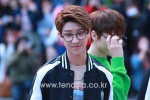 [TEN PHOTO] 세븐틴 디에잇, 동글이 안경도 잘어울리는 명호 (뮤직뱅크 출근길)