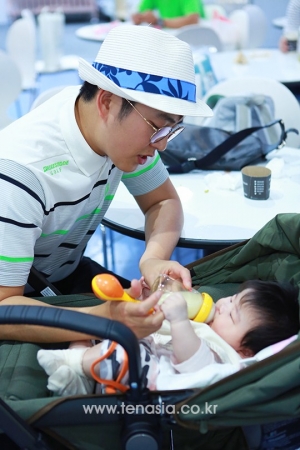 [TEN PHOTO] 박광현, 딸에게 직접 우유주기 &#39;서툴지만 애정이 돋보이네&#39; (서울베이비페어)