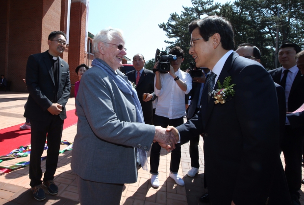 (고흥=연합뉴스) 안정원 기자 = 황교안 국무총리가 17일 오전 전남 고흥군 소록도에서 열린 '국립소록도 병원 개원 100주년 기념 및 제13회 한센인의 날' 기념 행사에 참석, 한센병 환자들을 위해 43년간 희생했던 마리안느 스퇴거 수녀와 악수하고 있다. 