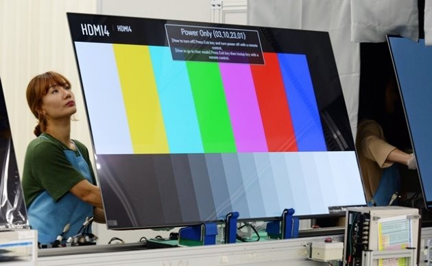 LG전자 구미사업장의 생산라인 근무자가 올레드 TV의 품질을 확인하고 있다./제공 LG전자