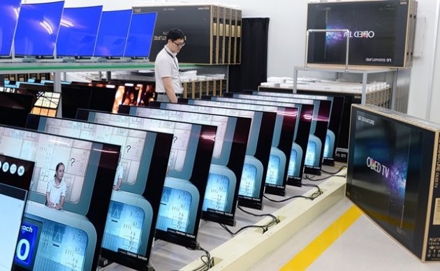 LG전자 구미사업장의 생산라인 근무자가 LG 올레드 TV의 품질을 검사하고 있다./제공 LG전자