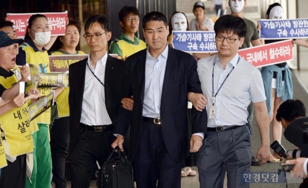 지난달 23일 피의자 신분으로 1차 조사를 받기 위해 검찰에 출두하는 존 리 전 대표. 사진=한국경제DB 