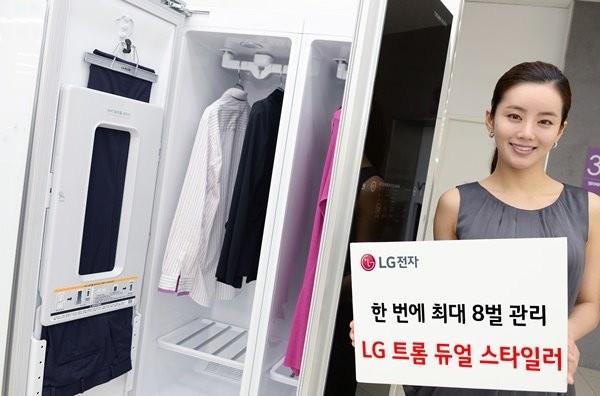 서울 마포구 신촌로에 위치한 LG 베스트샵 동교점 매장에서 모델이 LG 트롬 듀얼 스타일러를 소개하고 있다./ 제공 LG전자