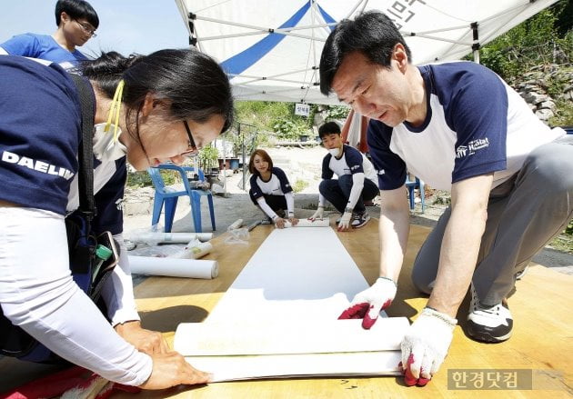 김한기 대림산업 사장(우측)이 서울시 성북구 성북동에 방문해 희망의 집 고치기 활동을 진행하고 있다. 대림산업 제공
