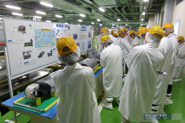 한국 취재진이 청결 복장을 한 채 배터리팩 생산공장 내부에 들어가 있다. (사진=도요타 제공)
