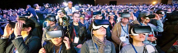 'VR'에 몸 맞추는 스마트폰..."VR은 새로운 먹거리"