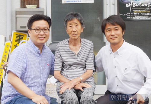 기금 전달 후 우토로마을 마지막 1세대 강경남 할머니(가운데), 동포생활센터 김수환 대표(오른쪽)와 기념촬영한 서경덕 교수. / 서경덕 교수 제공