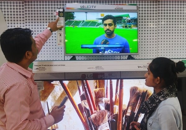 LG전자 직원이 인도 델리 시내에 위치한 전자제품 매장에서 고객들에게 '모기 쫓는 TV(Mosquito Away TV)'를 설명하고 있다./ 제공 LG전자
