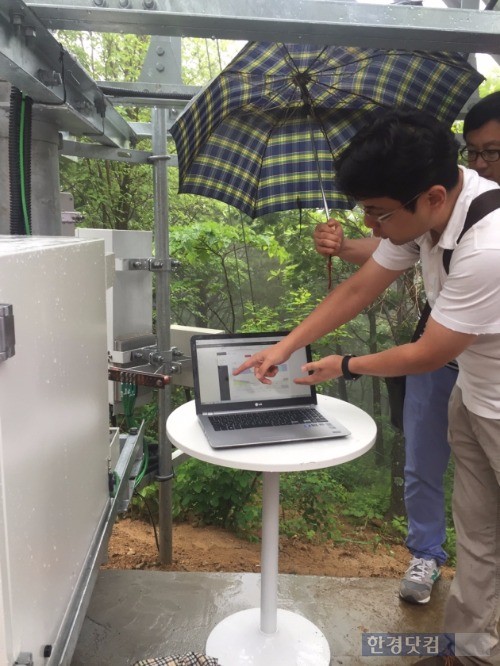 지난 24일 강원도 대관령 하늘목장에 설치된 LG유플러스 태양광 LTE 기지국에서 LG유플러스와 LG전자 관계자들이 실시간 발전량과 배터리량을 설명하고 있다.