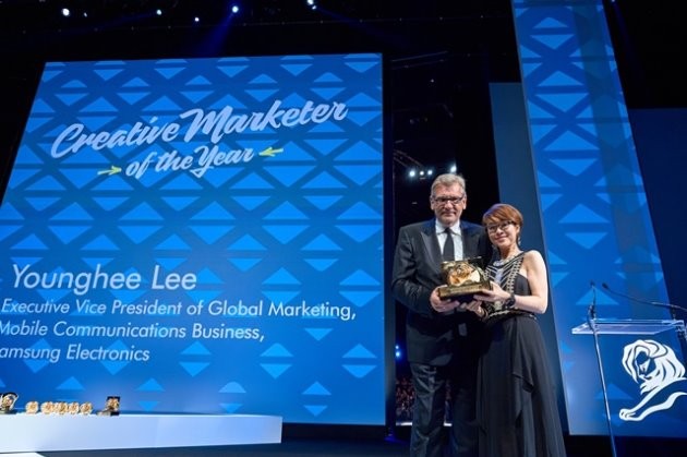 이영희 삼성전자 부사장이 프랑스 칸에서 열린 ‘칸 라이언즈'에서 6월 25일(현지시간) '올해의 크리에이티브 마케터(Creative Marketer of the Year)' 상을 수상했다. / 제공 삼성전자