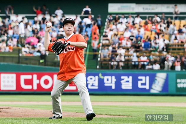 제임스 김 한국GM 사장이 26일 대전 한화 홈구장을 찾아 시구를 하고 있는 모습. (사진=한국GM 제공)