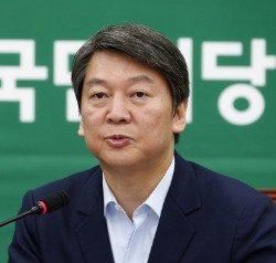 [홍영식의 정치가 뭐길래] 부메랑 맞은 안철수의 ‘새정치’