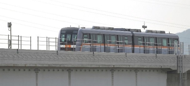 인천지하철 2호선 전동차량이 시험운행중이다.