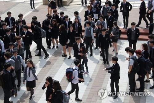 제주영어교육도시 찾은 이세돌(사진 가운데) [연합뉴스 자료사진]