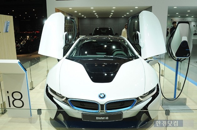 [포토] 충전하는 모습도 남다른 'BMW i8' (2016 부산모터쇼)