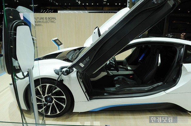 [포토] 충전하는 모습도 남다른 'BMW i8' (2016 부산모터쇼)