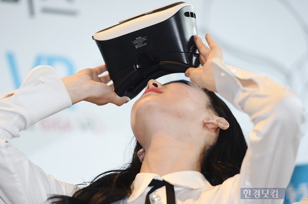 [HEI포토] 트와이스 나연, 'VR이 마냥 신기한 나연'
