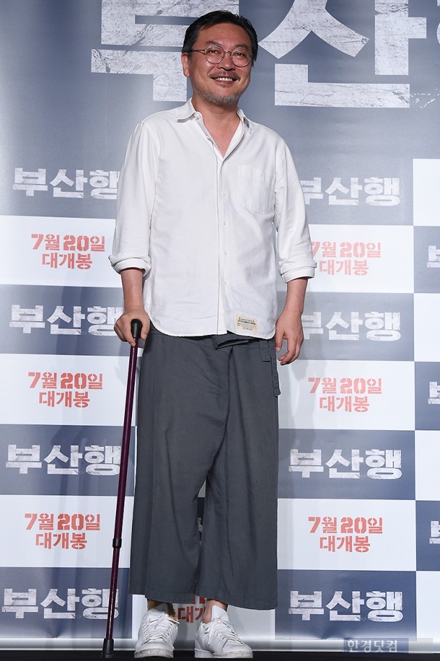 [HEI포토] 김의성, '다리 부상에 지팡이에 의지~'