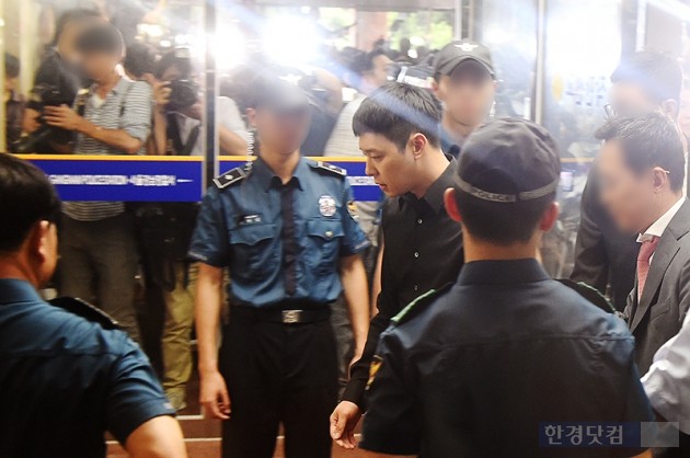 [HEI포토] 조사받으러 강남경찰서 출석하는 박유천