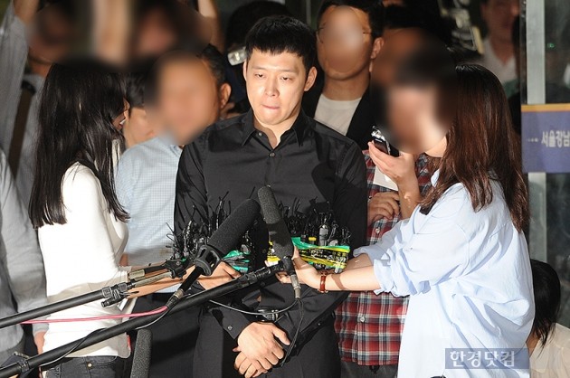 [HEI포토] 박유천, '착잡한 표정 지으며 경찰서 출석'