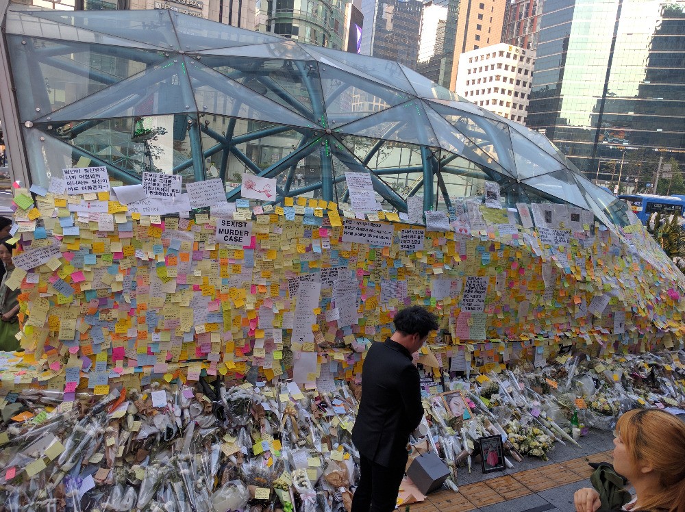 추모 쪽지가 빼곡히 붙은 강남역 10번 출구.