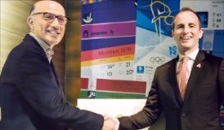 지난해 3월30일 협약식에서 2016 리우올림픽조직위원회 시드니 레비 CEO(왼쪽)와 조 게비아 에어비앤비 공동창업자(오른쪽)가 공식 파트너십을 체결하고 서로 악수하고 있다. 에어비앤비 제공 
 