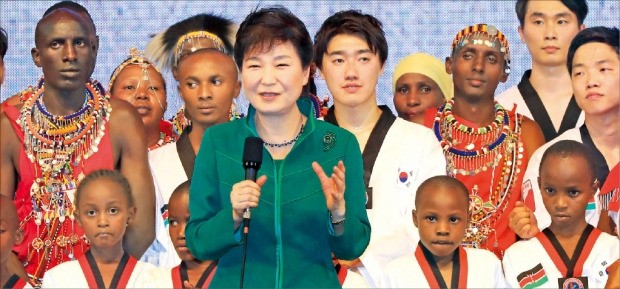 케냐를 국빈 방문한 박근혜 대통령이 지난달 31일(현지시간) 나이로비의 케냐국제컨벤션센터에서 열린 ‘K컬처 인 케냐’ 문화공연을 관람한 뒤 격려하고 있다. 연합뉴스