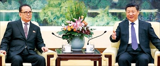 시진핑 중국 국가주석(오른쪽)이 1일 베이징 인민대회당에서 이수용 북한 노동당 중앙위원회 부위원장을 만나 면담하고 있다. 베이징신화연합뉴스