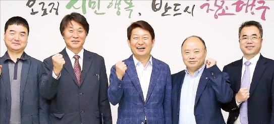 이명훈 KC리버텍 대표(왼쪽 두 번째부터)와 권영진 대구시장, 샤오쭝핑 장쑤필립환보공정유한공사 회장 등이 대구시청에서 제2호 합자회사 설립계약을 맺었다. 대구시 제공 