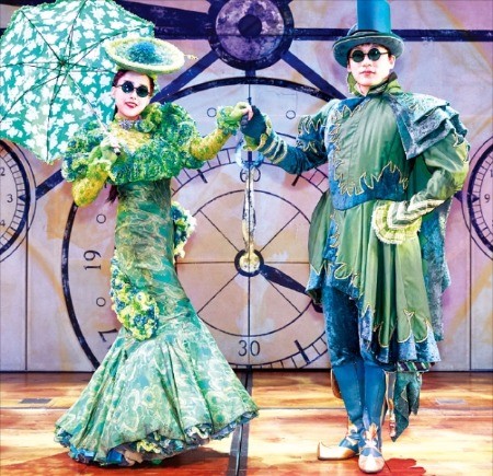 뮤지컬 ‘위키드’에서 에메랄드시티를 상징하는 초록 의상을 입은 배우들. 클립서비스 제공