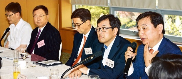 국가미래연구원 주최로 2일 서울 남산 서울클럽에서 열린 ‘산업경쟁력 포럼’에서 참석자들이 국내 인공지능(AI)산업 발전 방안을 놓고 토론하고 있다. 오른쪽부터 이강윤 한국IBM 상무, 최진성 SK텔레콤 전무, 이경일 솔트룩스 대표, 김진형 소프트웨어정책연구소 소장, 정완용 미래창조과학부 정보통신산업정책관. 강은구 기자 egkang@hankyung.com