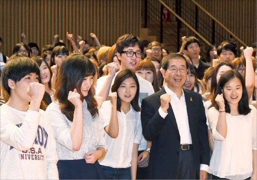 관공서 아르바이트는 대학생 사이에서 ‘꿀알바’로 통한다. 최저임금이 보장되고 쾌적한 근무환경에 정시 퇴근이 가능하기 때문이다. 경쟁률이 수십 대 1을 웃돈다. 한경DB