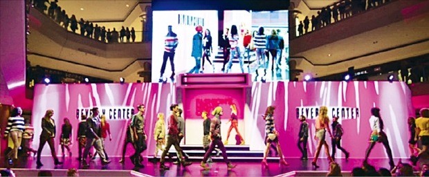 미국 로스앤젤레스(LA) 중심가에 있는 쇼핑몰 ‘베벌리센터’의 중앙홀에서 패션쇼가 열리고 있다. 로스앤젤레스=강진규 기자