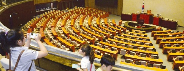 < 아이들이 뭘 배울까… > 7일 서울 여의도 국회에 견학 온 학생들이 텅 빈 본회의장을 바라보고 있다. 이날은 20대 국회 원 구성을 마쳐야 하는 법정 시한이었 다. 신경훈 기자 khshin@hankyung.com