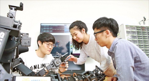 한국기술교육대(코리아텍) 전기전자통신공학부 학생들이 로봇 팔을 연구하고 있다. 코리아텍 학생들은 졸업을 하려면 3~6명으로 팀을 이뤄 졸업 연구설계 작품을 내야 한다. 코리아텍 제공
