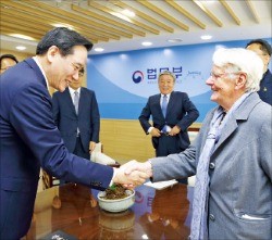 김현웅 법무부 장관(왼쪽)이 마리안느 스퇴거 수녀와 악수하고 있다. 법무부 제공  