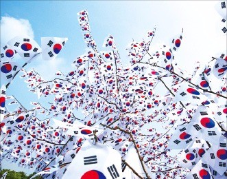 독립기념관의 태극기나무. 한국관광공사 제공 