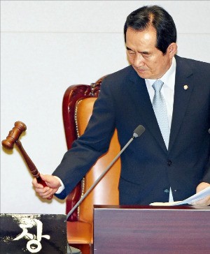 정세균 국회의장이 9일 국회 본회의장에서 의사봉을 두드리며 회의를 하고 있다. 신경훈 기자 khshin@hankyung.com