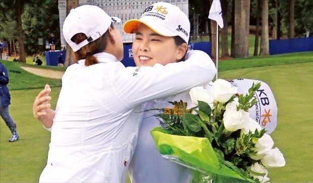 < 두 전설의 포옹 > 아시아인 두 번째로 10일 LPGA 명예의 전당에 이름을 올린 박인비(오른쪽)가 KPMG위민스PGA챔피언십 1라운드를 마친 뒤 명예의 전당 선배인 박세리(왼쪽)의 축하를 받고 있다. 연합뉴스