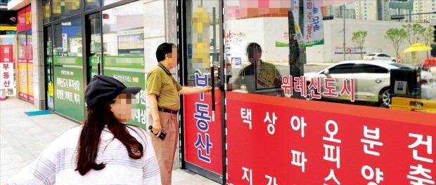 성남시가 위례신도시의 아파트 분양권 거래 조사를 강화할 것으로 알려지 면서 수정구 창곡동에 있는 많은 부동산 중개업소가 휴업에 들어갔다. 위례=허문찬 기자 sweat@hankyung.com