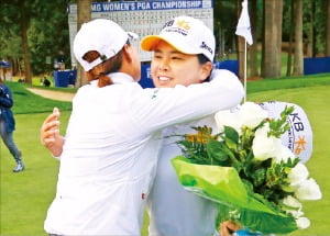 아시아인 두 번째로 LPGA 명예의 전당에 이름을 올린 박인비(오른쪽)가 KPMG위민스PGA챔피언십 1라운드를 마친 뒤 명예의 전당 선배인 박세리(왼쪽)의 축하를 받고 있다. 