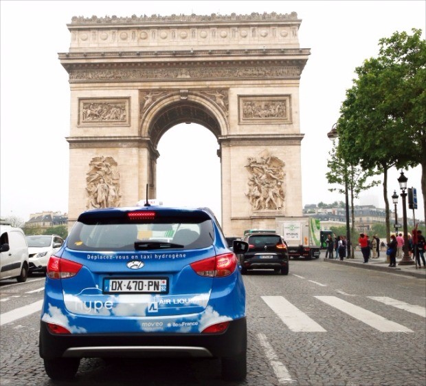 현대자동차 투싼 수소연료전기차 택시가 프랑스 파리 개선문 앞 도로를 달리고 있다. 현대차 제공